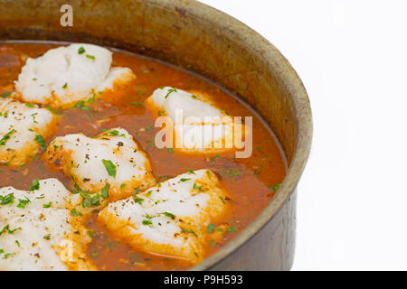 Ein Fisch Eintopf aus Zwiebeln, Knoblauch, Tomaten, gemischte Kräuter und Fisch mit meeraal Steaks, Tintenfischringe und Pollack Filets mit Petersilie garniert. Fi Stockfoto