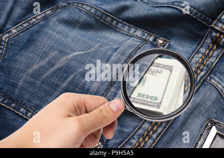 Banknoten eines hundert Dollar peep aus der Tasche der Jeans Hose. Geld in der Tasche, Geld sparen, Spesen. Das letzte Geld, das Econ Stockfoto