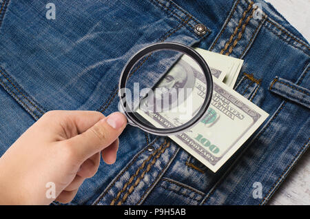 Banknoten eines hundert Dollar mit einem Porträt von Franklin peep aus der Tasche der Jeans Hose. Geld in der Tasche, Geld sparen, pocket expens Stockfoto