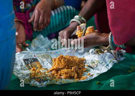 Eine Gruppe von lokalen Landwirtinnen über die Herstellung von organischem Dünger für Ihre Betriebe zu einem Landwirt Ausbildung Schule, Sendhwa, Indien lernen. Stockfoto