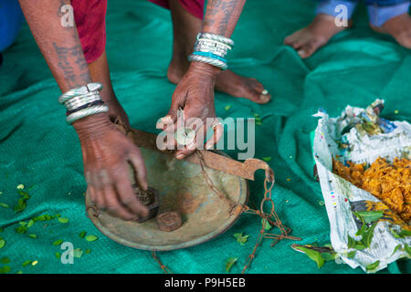 Eine Gruppe von lokalen Landwirtinnen über die Herstellung von organischem Dünger für Ihre Betriebe zu einem Landwirt Ausbildung Schule, Sendhwa, Indien lernen. Stockfoto