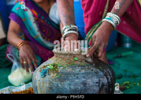 Eine Gruppe von lokalen Landwirtinnen über die Herstellung von organischem Dünger für Ihre Betriebe zu einem Landwirt Ausbildung Schule, Sendhwa, Indien lernen. Stockfoto