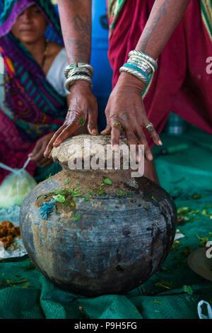 Eine Gruppe von lokalen Landwirtinnen über die Herstellung von organischem Dünger für Ihre Betriebe zu einem Landwirt Ausbildung Schule, Sendhwa, Indien lernen. Stockfoto