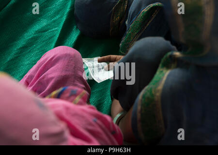 Ein lokaler Landwirt Ausbildung Schule treffen, um Ihre Darlehen Geld zu teilen und über die Herstellung von organischem Dünger für Ihre Betriebe lernen, Madhya Pradesh, Indien. Stockfoto