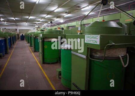 Organic Cotton in einer Textilfabrik, wo organische Baumwolle verwendet wird Kleidung zu machen, Indore, Indien gesponnen. Stockfoto