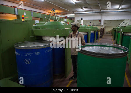 Organic Cotton in einer Textilfabrik, wo organische Baumwolle verwendet wird Kleidung zu machen, Indore, Indien gesponnen. Stockfoto