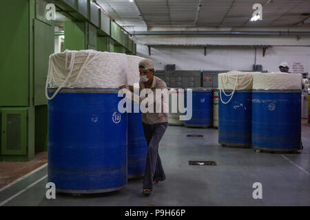 Organic Cotton in einer Textilfabrik, wo organische Baumwolle verwendet wird Kleidung zu machen, Indore, Indien gesponnen. Stockfoto