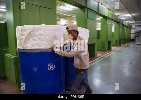 Organic Cotton in einer Textilfabrik, wo organische Baumwolle verwendet wird Kleidung zu machen, Indore, Indien gesponnen. Stockfoto