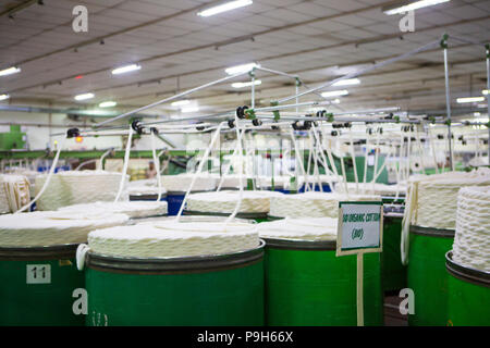 Organic Cotton in einer Textilfabrik, wo organische Baumwolle verwendet wird Kleidung zu machen, Indore, Indien gesponnen. Stockfoto