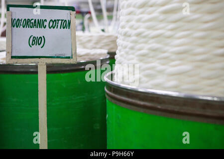 Organic Cotton in einer Textilfabrik, wo organische Baumwolle verwendet wird Kleidung zu machen, Indore, Indien gesponnen. Stockfoto