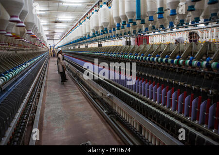 Organic Cotton in einer Textilfabrik, wo organische Baumwolle verwendet wird Kleidung zu machen, Indore, Indien gesponnen. Stockfoto