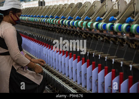 Organic Cotton in einer Textilfabrik, wo organische Baumwolle verwendet wird Kleidung zu machen, Indore, Indien gesponnen. Stockfoto