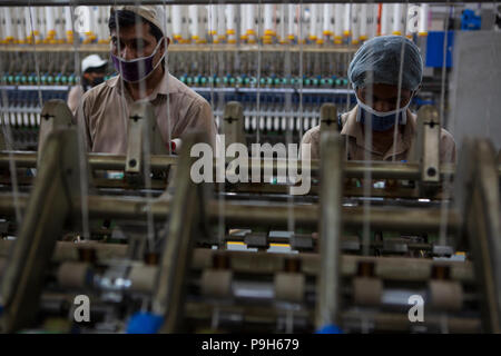 Organic Cotton in einer Textilfabrik, wo organische Baumwolle verwendet wird Kleidung zu machen, Indore, Indien gesponnen. Stockfoto