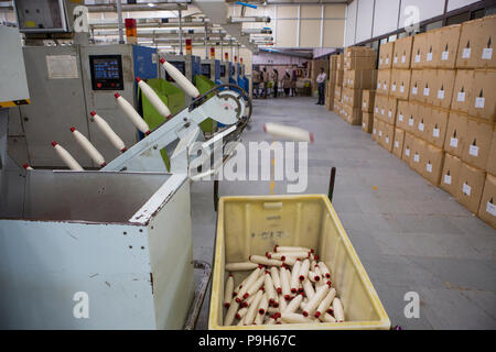 Organic Cotton in einer Textilfabrik, wo organische Baumwolle verwendet wird Kleidung zu machen, Indore, Indien gesponnen. Stockfoto