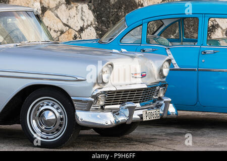 Klassische amerikanische Autos, Taxis, lokal bekannt als "almendrones" in Havanna, Kuba verwendet. Stockfoto