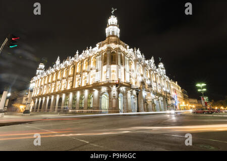 Klassische amerikanische Autos, Taxis, lokal bekannt als "almendrones" in Havanna, Kuba verwendet. Stockfoto