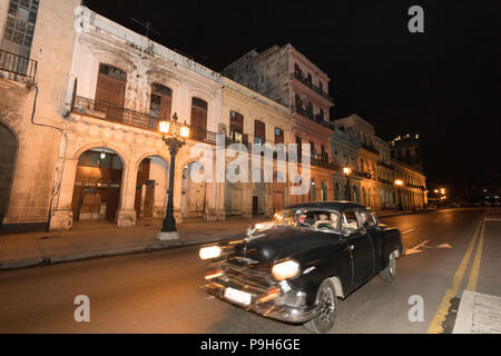 Classic American Auto als Taxi, lokal bekannt als almendrones, Havanna, Kuba verwendet. Stockfoto