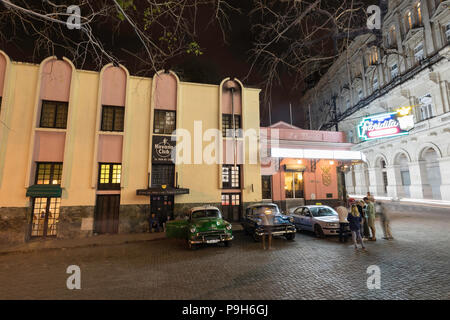 Klassische amerikanische Autos, Taxis, lokal bekannt als "almendrones" in Havanna, Kuba verwendet. Stockfoto