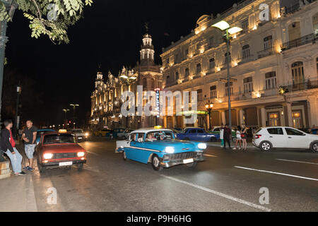 Klassische amerikanische Autos, Taxis, lokal bekannt als "almendrones" in Havanna, Kuba verwendet. Stockfoto