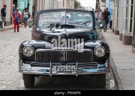Ein Jahrgang 1948 American Mercury Acht arbeiten als ein Taxi in die UNESCO-Weltkulturerbe Stadt Trinidad, Kuba. Stockfoto