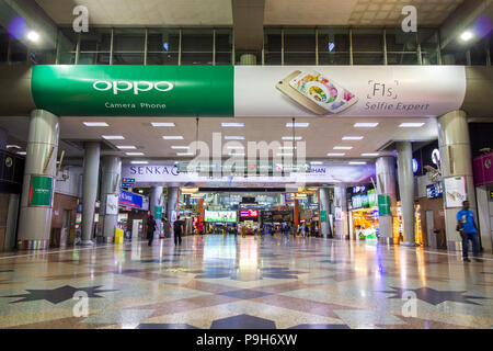 Innenansicht der KL Sentral, der größte Verkehrsknotenpunkt und Bahnhof in Kuala Lumpur, Malaysia Stockfoto