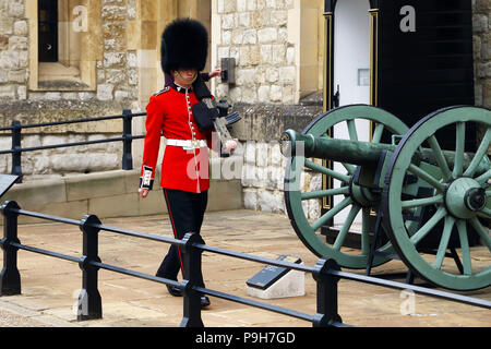 Ein Mitglied der Queen's Guard Märsche und steht an der Tower von London in London, England sentinal. Stockfoto