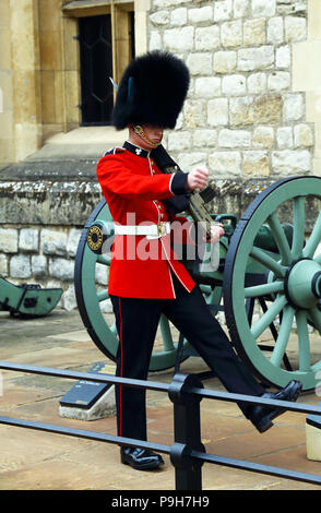 Ein Mitglied der Queen's Guard Märsche und steht an der Tower von London in London, England sentinal. Stockfoto