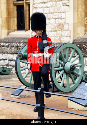 Ein Mitglied der Queen's Guard Märsche und steht an der Tower von London in London, England sentinal. Stockfoto