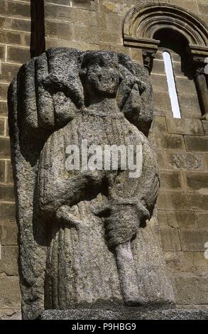 Garcia Fernandez Barrantes. Liebling von König Alfons X. der Weise und 7 Master der Bestellung von Alcantara zwischen 1254-1284. Skulpturale Deckel des Sarkophags der Master befindet sich an der Fassade der Kirche Santa Maria del Almocovar. Alcantara, Provinz Caceres, Extremadura, Spanien. Stockfoto