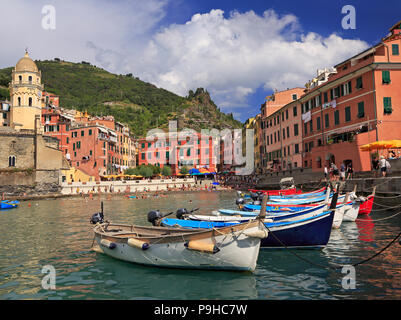 Vernazza Hafen am Mittelmeer mit Fischerbooten auf den Vordergrund, Cinque Terre, Italien Stockfoto