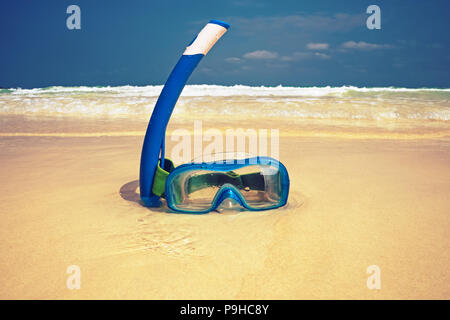 Maske und Schnorchel in der Brandung am Strand. Auf Bangtao Beach von Phuket Insel Schnorcheln. Stockfoto