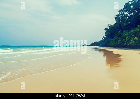 Schöne Landschaft. Reflexion der tropischen Mangroven im Wasser und nassen Gelb Sand am Strand. Andaman und Nicobar Inseln. Indien. Stockfoto