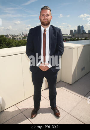 Auf 0001 Embargo Donnerstag, 19. Juli Metropolitan Police Officer PC Charles Guenigault, bei New Scotland Yard, London, die die George Medaille für die Auseinandersetzung mit bewaffneten Terroristen in London Bridge zu schützen ausgezeichnet wurde. Stockfoto