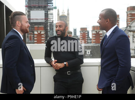 Auf 0001 Embargo Donnerstag, 19. Juli (nach rechts) Metropolitan Police Officer PC Charles Guenigault links, und British Transport Police Officers PC Leon McLeod und PC Wayne Marques, bei New Scotland Yard, London, als McLeod hat der Königin Gallantry Medal (QGM) verliehen und PC Marques und PC Guenigault der George Medaille (GM) für die Auseinandersetzung mit bewaffneten Terroristen in London Bridge zu schützen ausgezeichnet wurden. Stockfoto