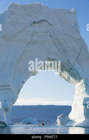 Eisberg Arch, Scoresby-sund, Grönland Stockfoto