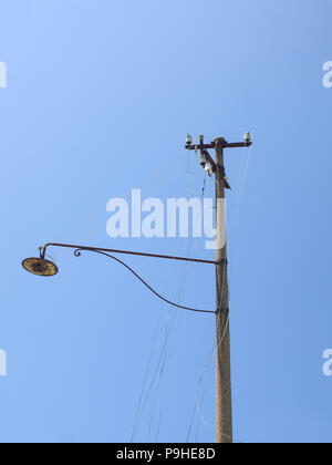 Alten, verlassenen Straße Licht, Witz hbroken Drähte, blauen Himmel im Hintergrund Stockfoto