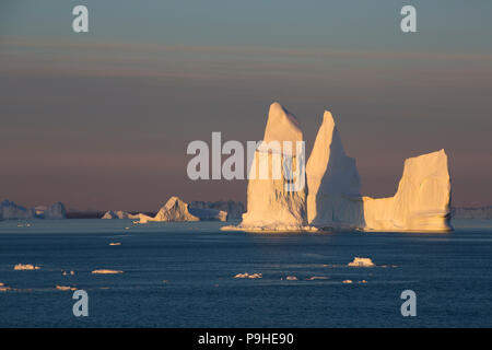 Großer Eisberg im Abendlicht, Scoresby-sund, Ost Grönland Stockfoto