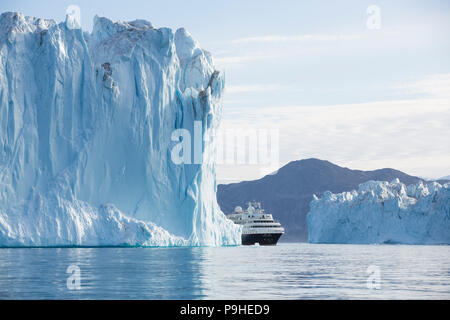 Kreuzfahrtschiff in Scoresby-sund, Grönland Stockfoto