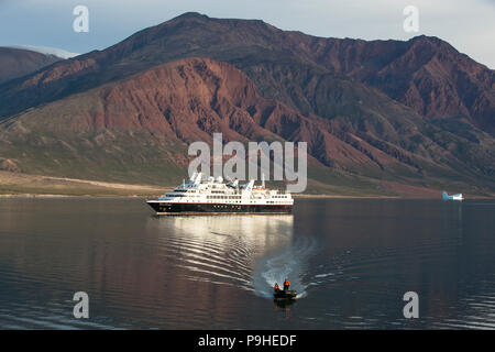 Schiff und Zodiac, Scoresby-sund, Grönland Stockfoto