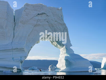 Eisberg arch und Zodiacs, Scoresby-sund, Grönland Stockfoto