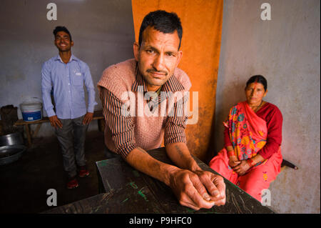 Indische Besitzer einer Snack Shop an Sanouli Dorf, Kumaon Hügel, Uttarakhand, Indien Stockfoto