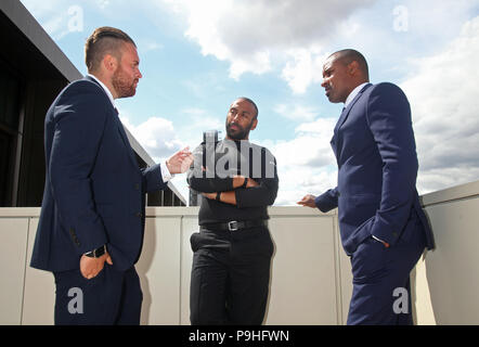 (Nach rechts) Metropolitan Police Officer PC Charles Guenigault links, und British Transport Police Officers PC Leon McLeod und PC Wayne Marques, bei New Scotland Yard, London, als McLeod hat der Königin Gallantry Medal (QGM) verliehen und PC Marques und PC Guenigault waren die George Medaille (GM) für die Auseinandersetzung mit bewaffneten Terroristen in London Bridge zu schützen ausgezeichnet. Stockfoto