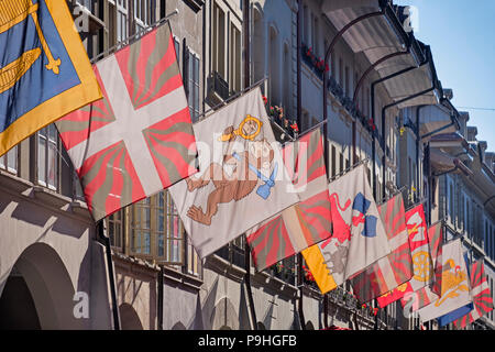 Bunte Fahnen Altstadt Bern Schweiz Stockfoto