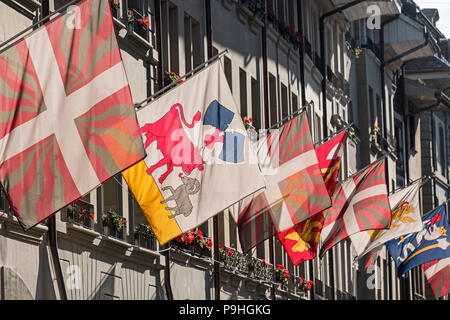 Bunte Fahnen Altstadt Bern Schweiz Stockfoto