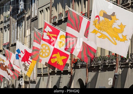 Bunte Fahnen Altstadt Bern Schweiz Stockfoto