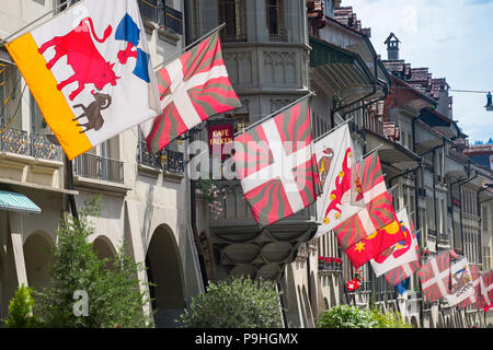 Bunte Fahnen Altstadt Bern Schweiz Stockfoto