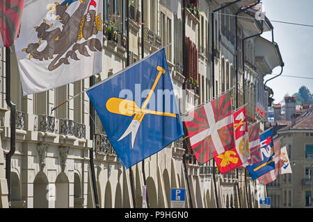 Bunte Fahnen Altstadt Bern Schweiz Stockfoto