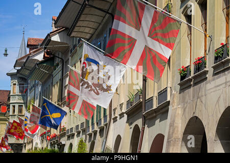 Bunte Fahnen Altstadt Bern Schweiz Stockfoto