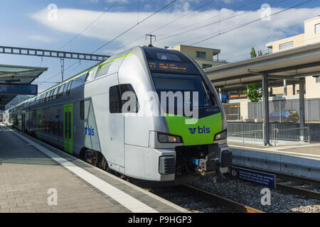 Zug am Bahnhof Bern Belp Schweiz Stockfoto