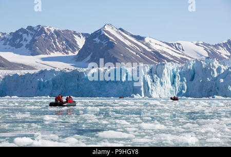 Touristen in einem Sternzeichen vor Der abkalbung Gesicht von Monaco Glacer in Svalbard Stockfoto